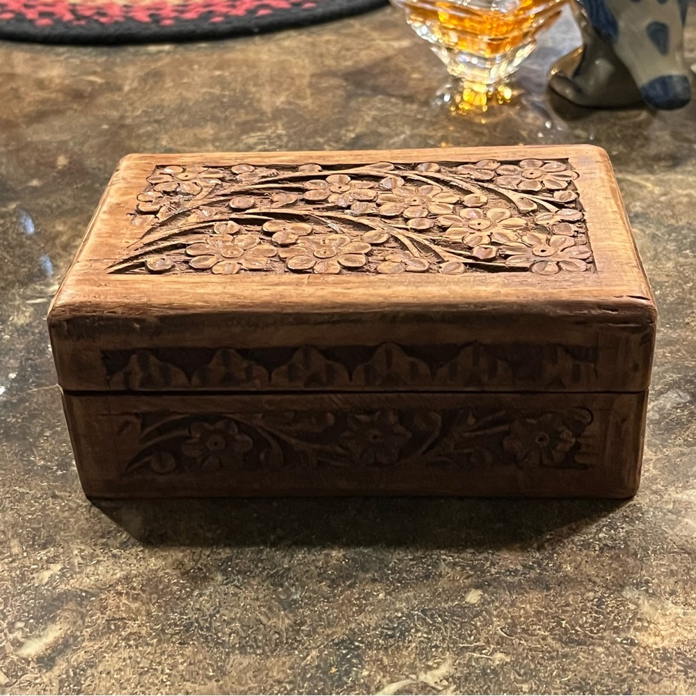 Vintage  Carved Wood Hinged Lid Jewelry trinket Storage Red Velvet Lined Box - Picture 2 of 10